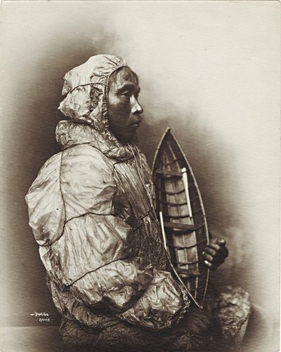 رجل ذو طراز أوميك ، ألاسكا ، ج 1906 بواسطة بيفرلي بينيت دوبس